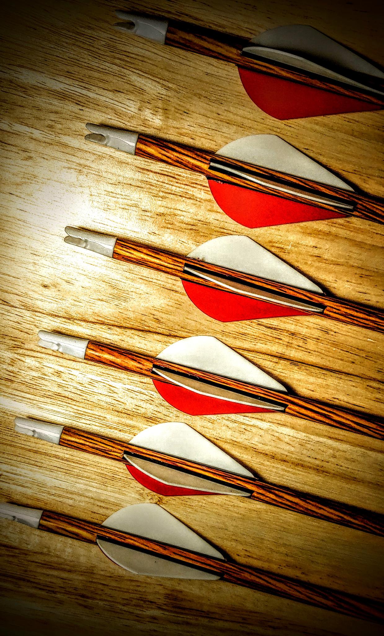 6 Arrows with pink feathers